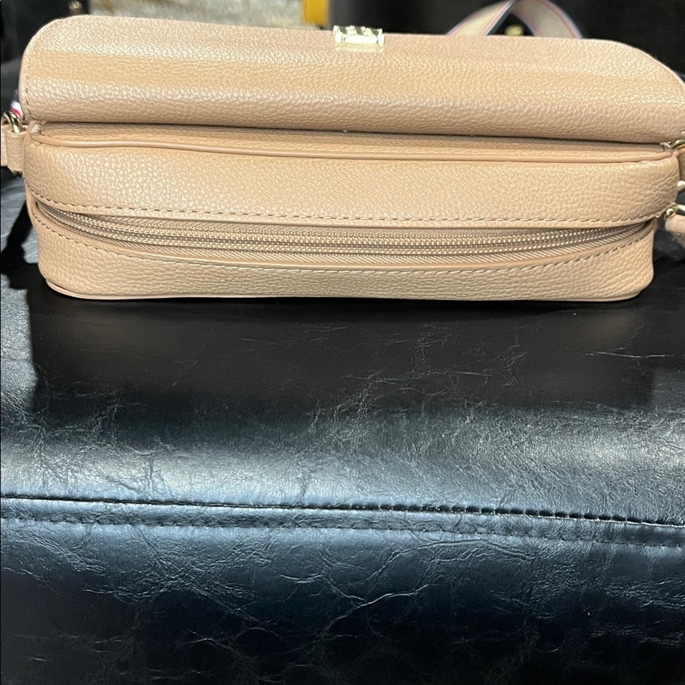Tommy Hilfiger Kiara II Flap Camera Crossbody – Tan | New Without Tags - Picture 5 of 12